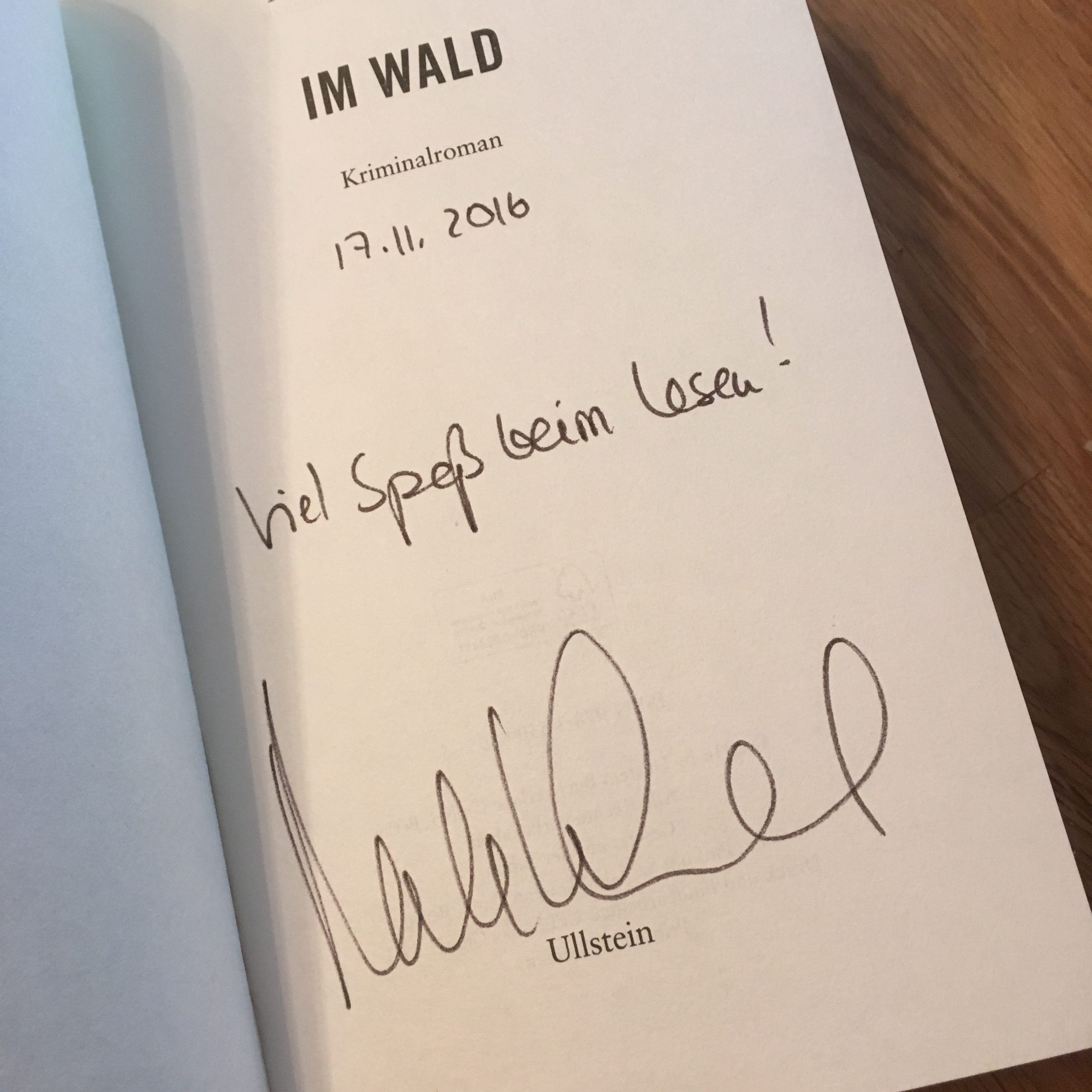 Gewinne ein signiertes Exemplar "Nele Neuhaus - Im Wald"
