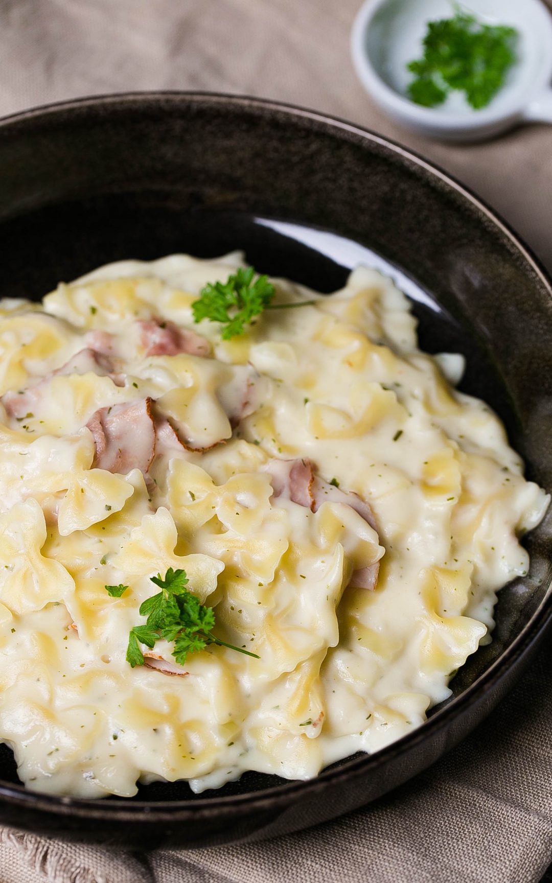 "One Pot" - Farfalle mit Frischkäsesauce und Kochschinken "One Pot" - Farfalle mit Frischkäsesauce und Kochschinken