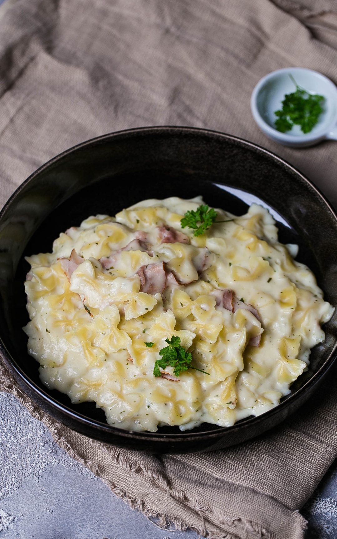 "One Pot" - Farfalle mit Frischkäsesauce und Kochschinken "One Pot" - Farfalle mit Frischkäsesauce und Kochschinken