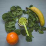 Smoothie Bowl mit Mango und Himbeeren