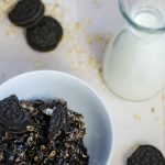 Zupfbrot mit Erdnusscreme und Mandeln