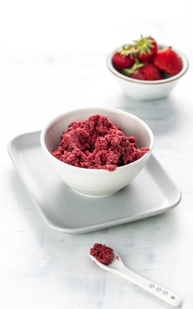 Super cremiges Erdbeereis mit Chiasamen und Kokosmilch