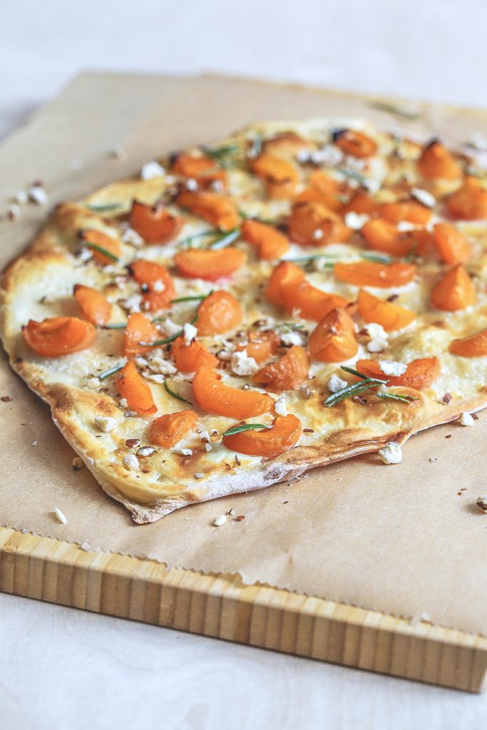 Süßer Flammkuchen mit Aprikosen