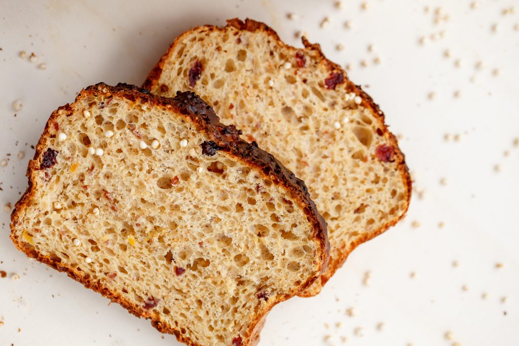 Süßes Brot mit Quinoa und Trockenfrüchten – Herzgedanke