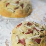 Fruchtiger Thermomix® Kindergeburtstag Kuchen: Apfel-Rhabarber-Gugelhupf