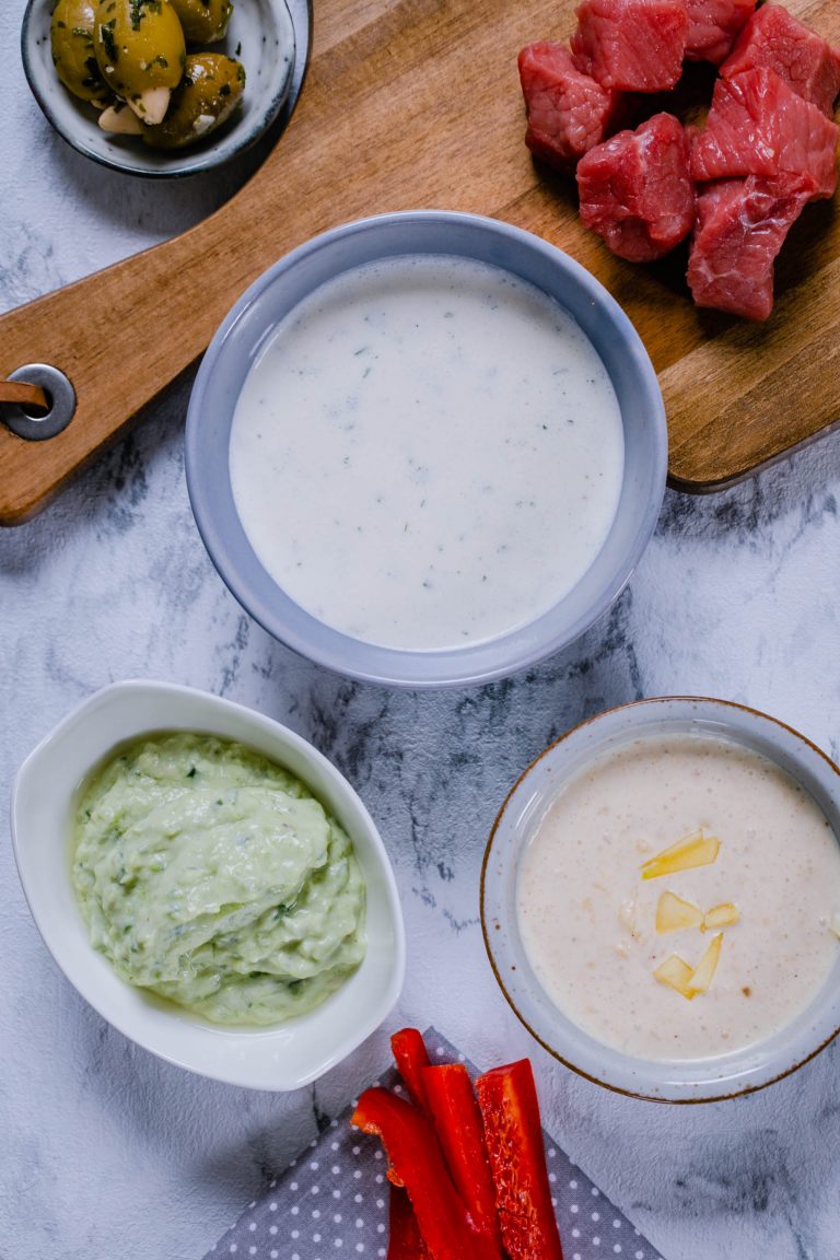 Sour Cream, Avocado-Tzatziki und Mango-Mayonaise – 3 leckere Saucen für Fondue und Raclette