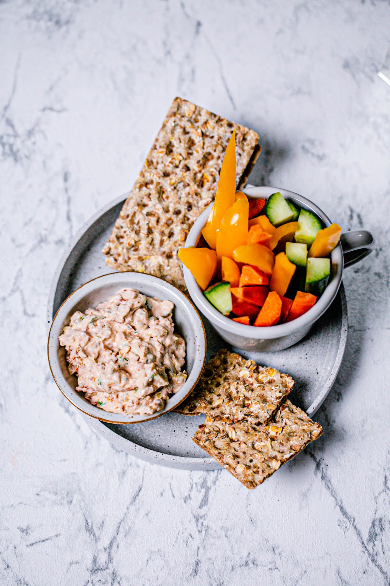 Tomaten-Quark-Dip mit Oliven zu Gemüsesticks und Cracker