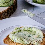 Gugelhupf mit Marmeladenfüllung und Mandeln