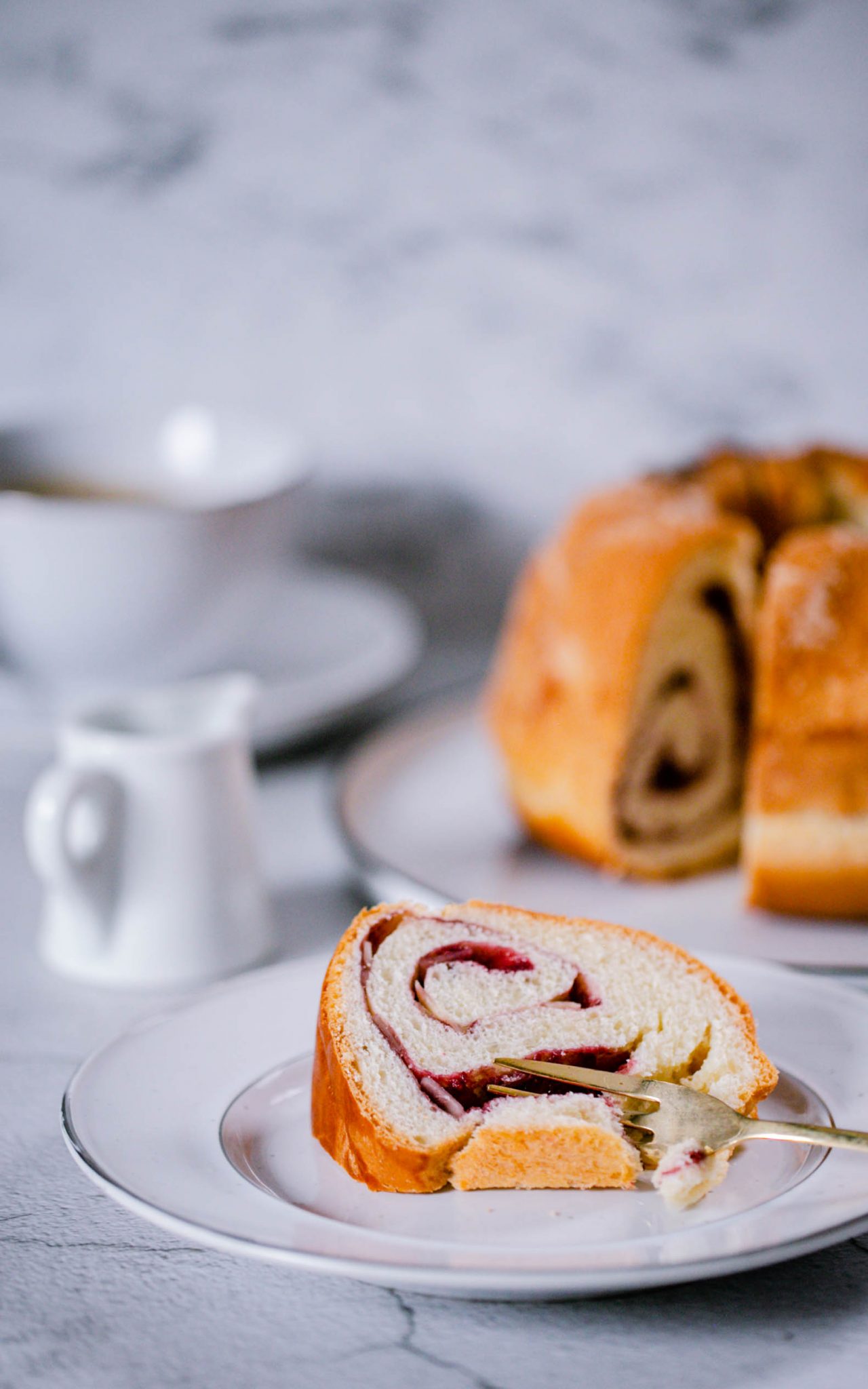 Gugelhupf mit Marmeladenfüllung und Mandeln - Herzgedanke Gugelhupf mit Marmeladenfüllung und Mandeln - Herzgedanke