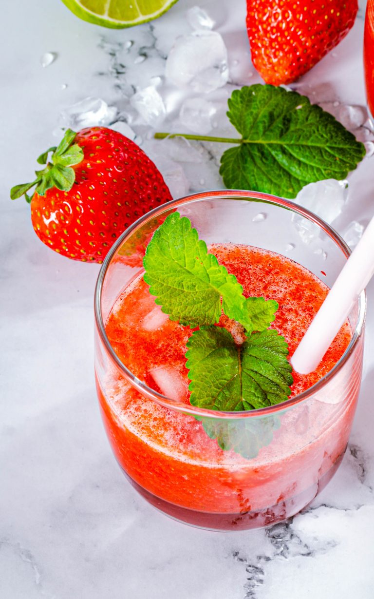 Erdbeer Limes mit Vodka und Cranberrysirup