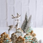 Kleine Weihnachtsbäumchen aus Spritzgebäck