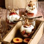Mascarpone Dessert mt Pflaumenkompott und karamellisierten Walnüssen