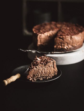 Schokoladen-Torte mit Cookie-Boden