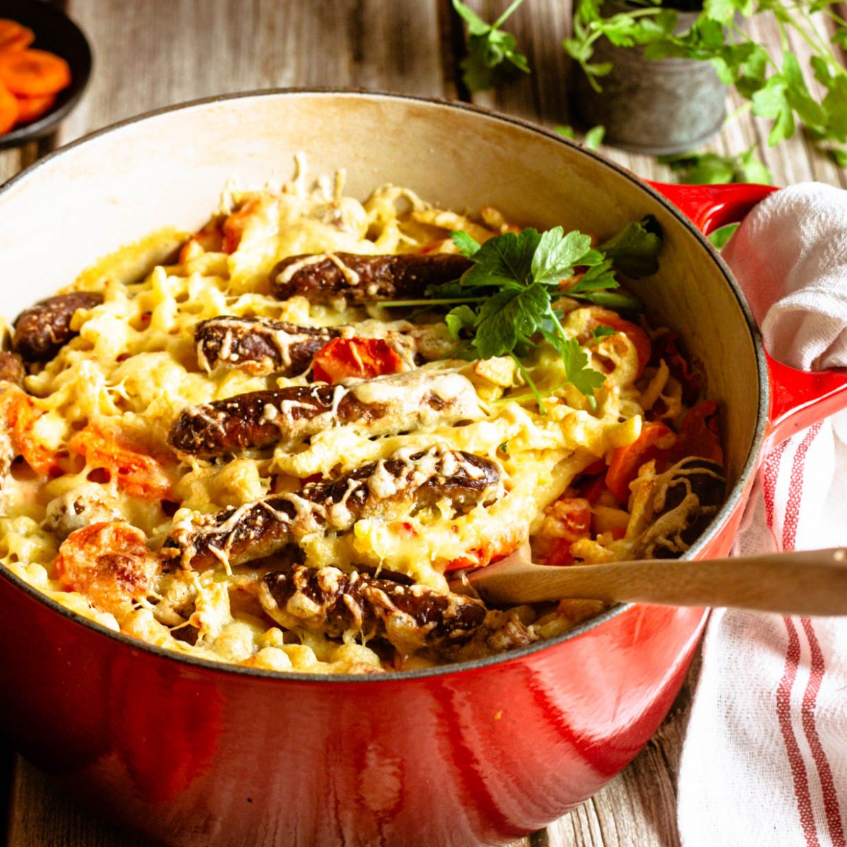 Spätzleauflauf mit Bratwürstchen – Herzgedanke